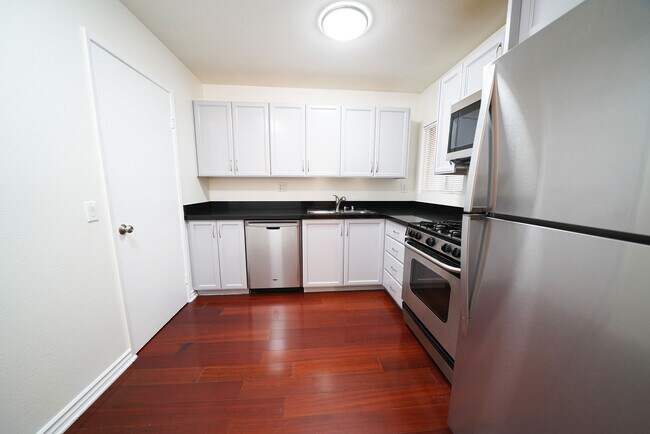 Foto del edificio - 18350 Hatteras St