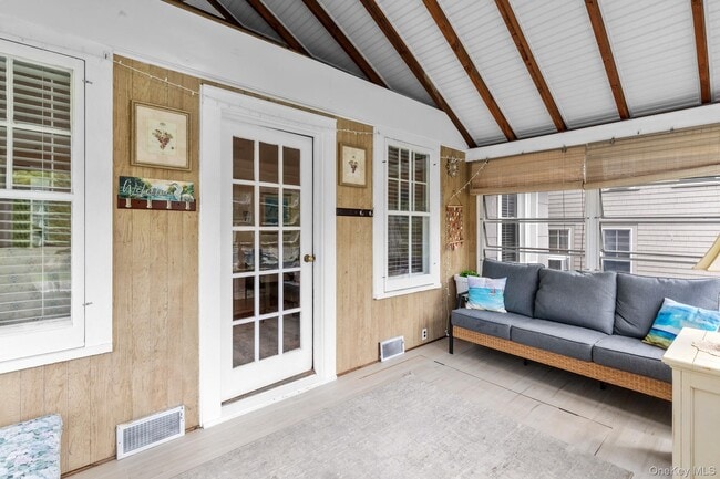 Building Photo - 64 Point St