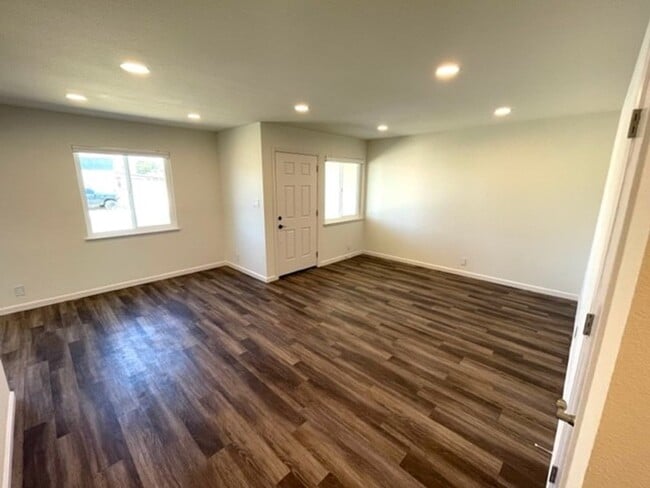 Building Photo - HOME FOR THE HOLIDAYS!!!  READY FOR IMMEDI...