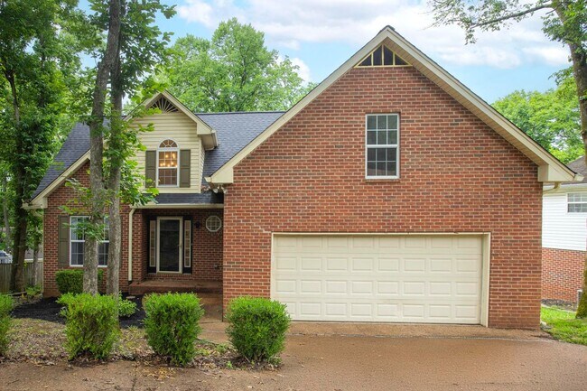 Building Photo - Charming Hendersonville Home!
