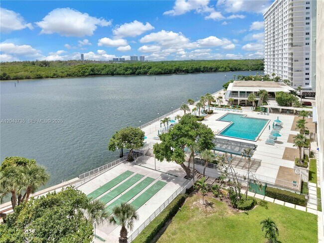 Foto del edificio - 300 Bayview Dr