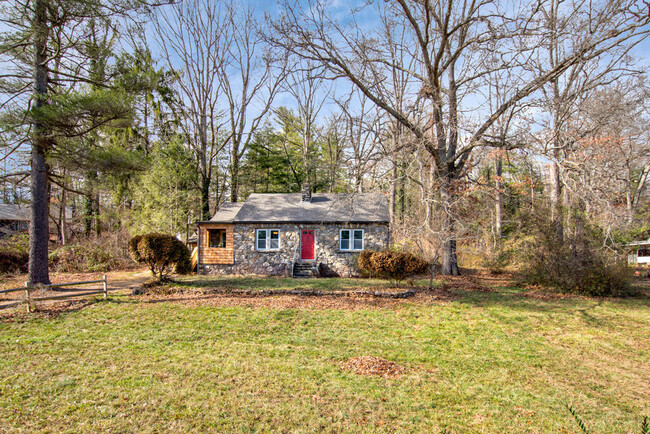 Foto del edificio - Updated Stone Cottage in East Asheville!