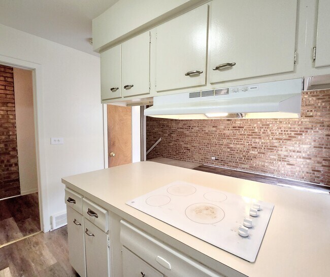 Building Photo - Spacious 3bed 1.5 bath Townhome in Barring...