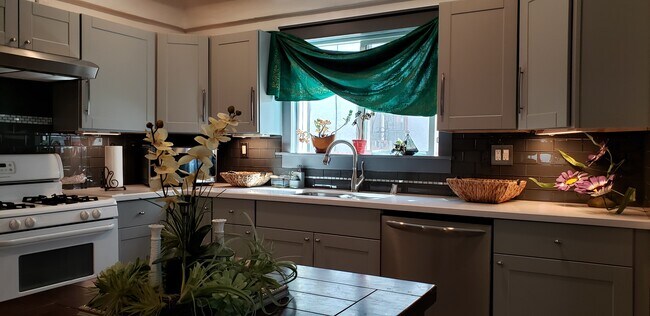 Kitchen - 1740 S Mansfield Ave