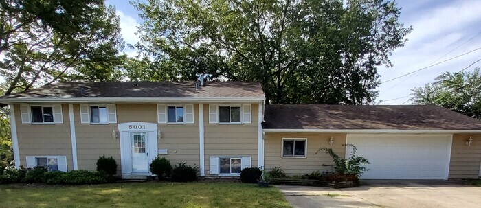 Foto principal - 3 bedroom 1 bath with 2 car garage