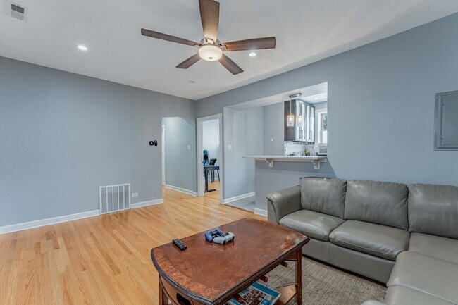 Foto del edificio - 5717 N Kimball Ave