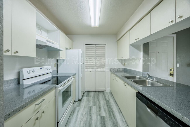 Building Photo - 2550 N Alafaya Trail