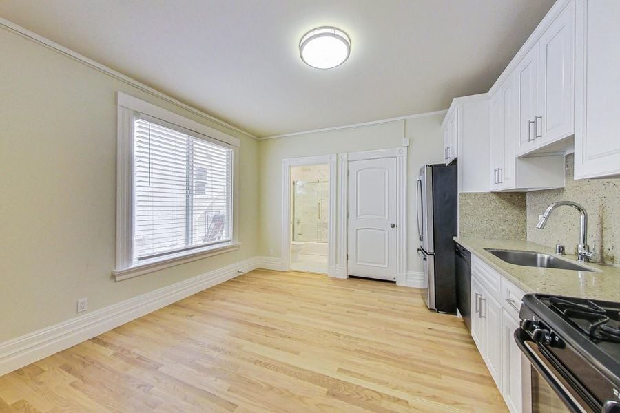 Primary Photo - Beautiful Remodeled 2 Bedroom apartment on...