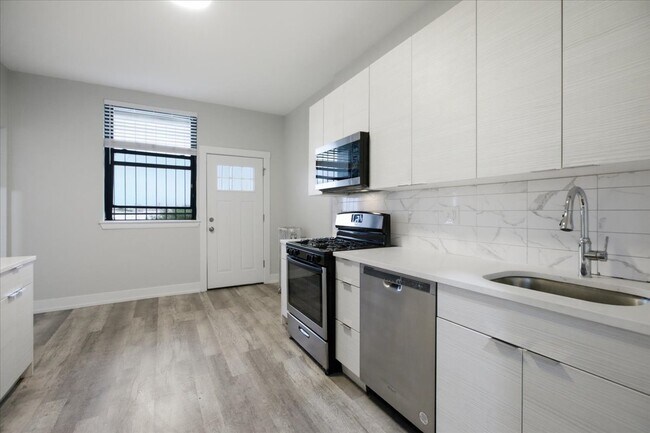 Building Photo - 6214 S Dorchester Ave