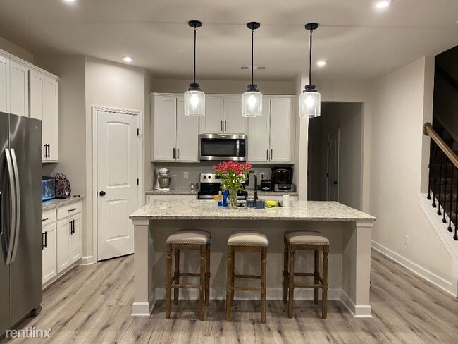 Building Photo - 3 br, 2.5 bath Townhome - 302 Nessa St