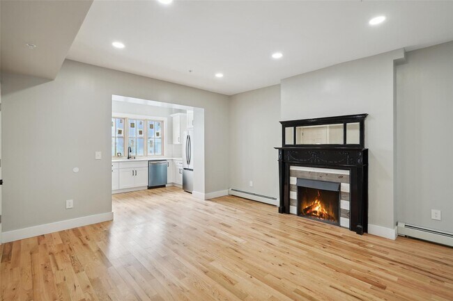 Building Photo - 405 Grand St