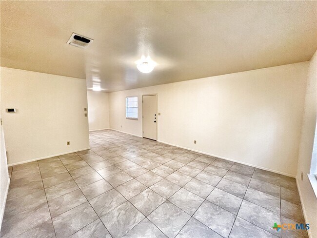 Building Photo - 343 Bobolink Dr
