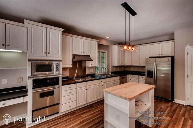 Building Photo - 6000 Hunter Lane, Matthews, NC, 28104