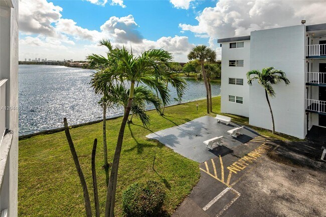 Foto del edificio - 447 NE 195th St
