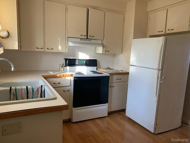 Building Photo - 4185 Woodmont Dr