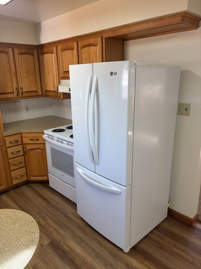 Foto del edificio - New Price!! Spacious 4-Bedroom Home with 2...