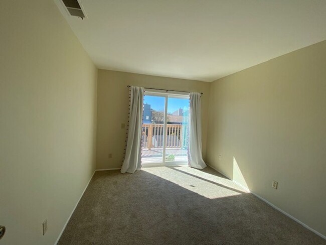 Building Photo - Spacious 5 Bed/4 Bath~