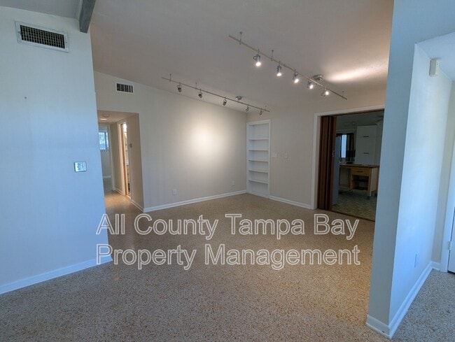 Building Photo - 213 Linda Ave