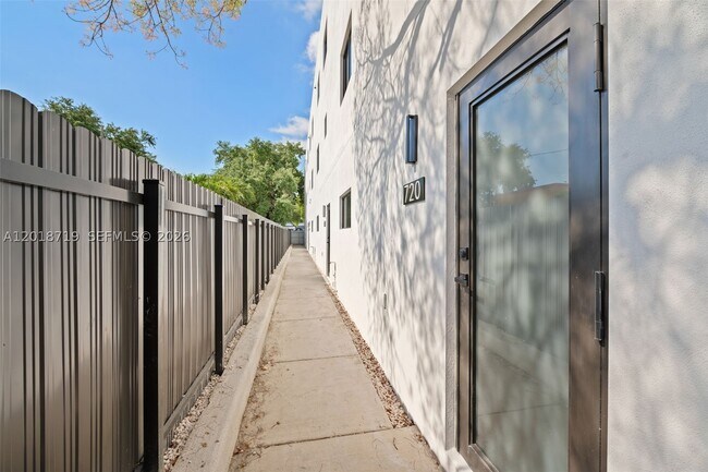 Foto del edificio - 722 NW 55th St