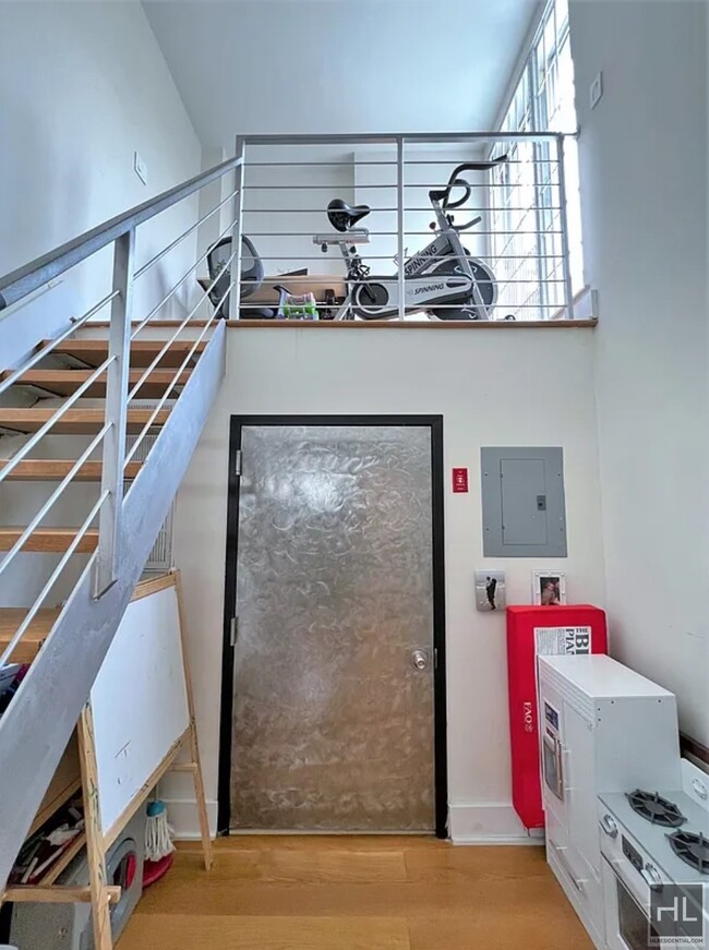 Building Photo - Spacious three floor Penthouse with 3 bedr...