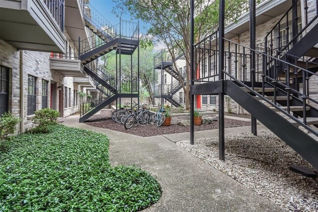 Building Photo - 2216 San Gabriel St