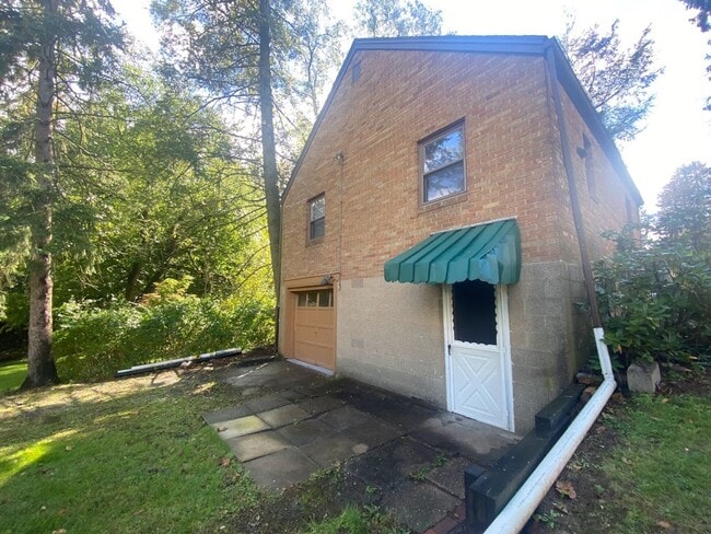 Building Photo - 2 Bedroom Single Family Home - Central AC ...