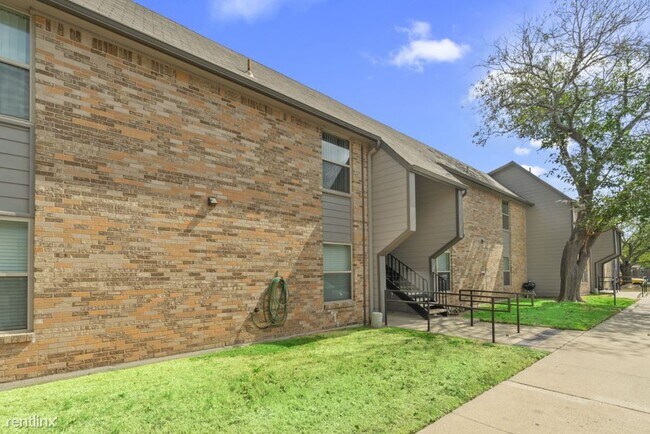 Building Photo - 3 br, 1.5 bath Apartment - Cleburne Plaza C