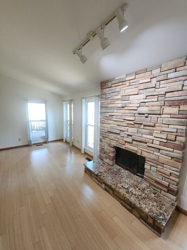 Foto del edificio - Spacious Home in Ladue Schools