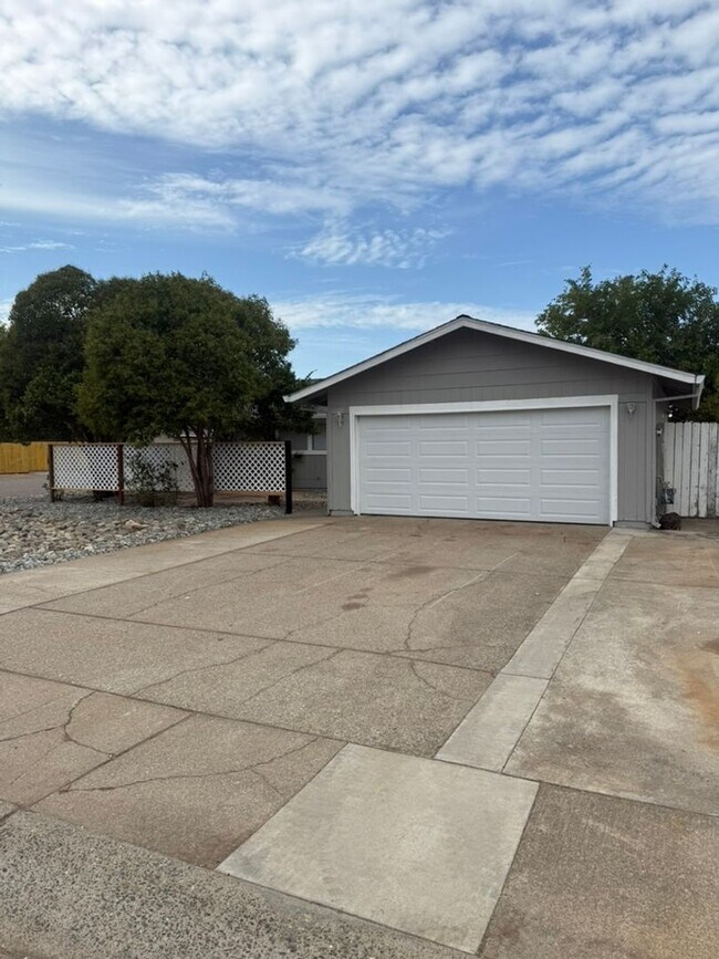 Building Photo - 3-bedroom, 2-bathroom home in great neighb...