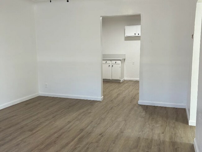 Foto del edificio - 646 N Desert Ave