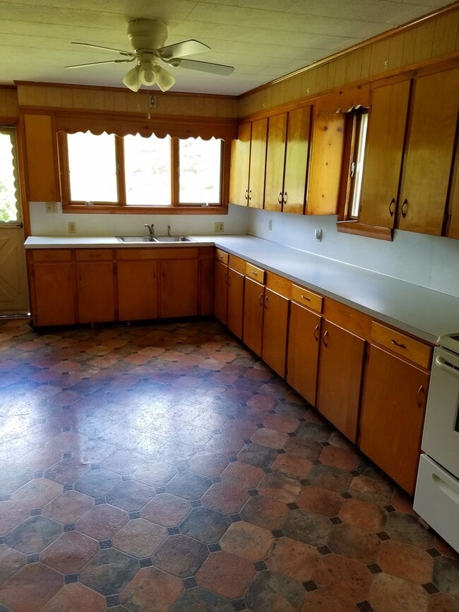 Building Photo - Spacious 3 Bedroom Bellefonte house availa...