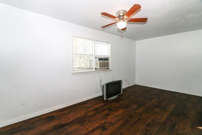 Building Photo - 1567 NE 5th Pl