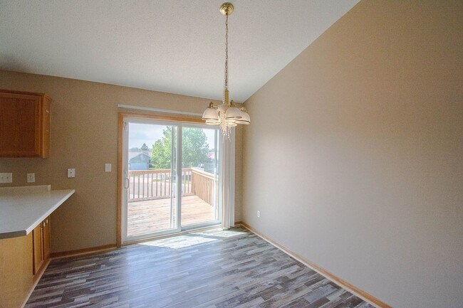 Building Photo - Spacious, freshly painted split entry home in NW Rochester!