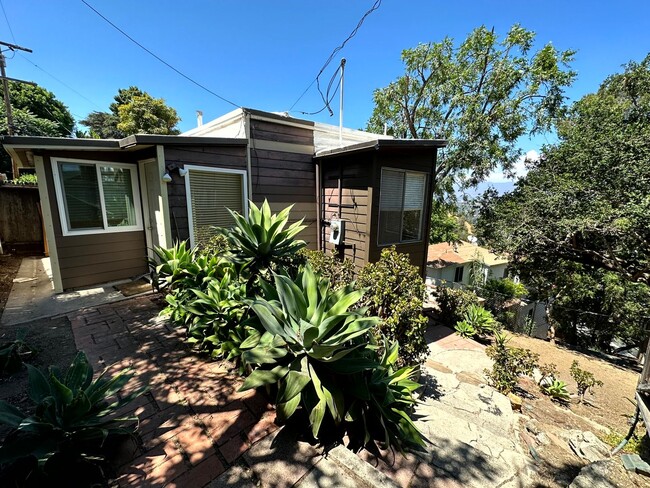 Building Photo - Charming house 1 bed - 1 bath with Fantast...