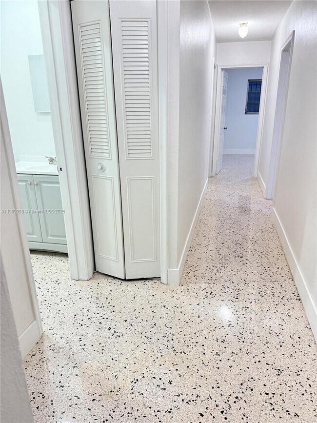 Foto del edificio - 1143 NW 32nd Ave