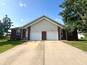 Building Photo - 406 W Pawnee Ln