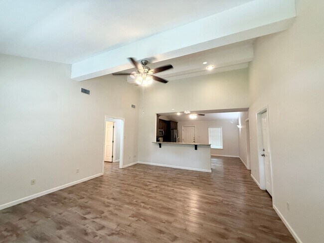 Foto del edificio - Beautiful  3/2/2 Recent Construction Near ...