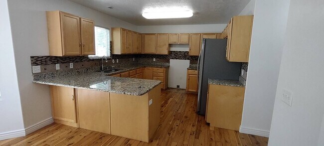 Foto del edificio - Beautiful 2 Story Home w attached 2 car ga...