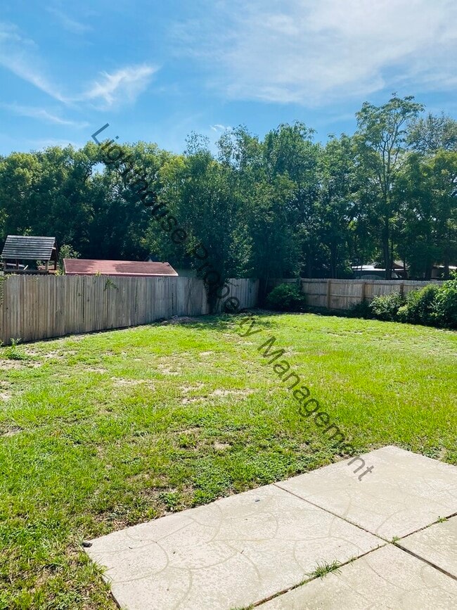 Building Photo - Beautiful 3 Bedroom Home With Fenced Backyard