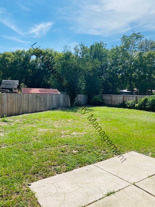 Foto del edificio - Beautiful 3 Bedroom Home With Fenced Backyard