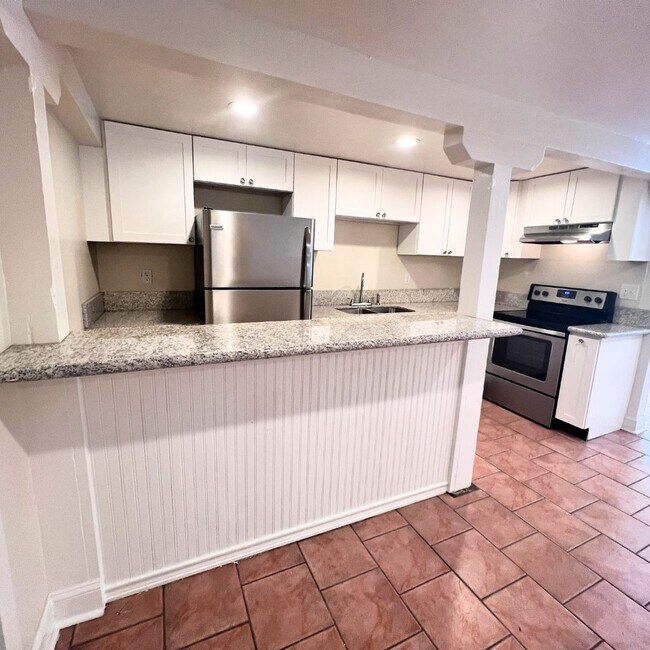 Kitchen with lots of counterspace - 1101 Dante St Apartments
