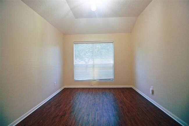 Building Photo - 16928 Scenic Knoll