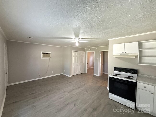 Building Photo - 609 W Davidson Ave