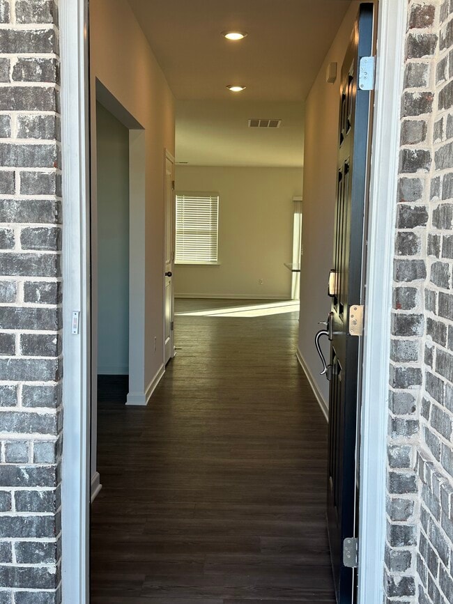 Building Photo - 1112 Holland Dr