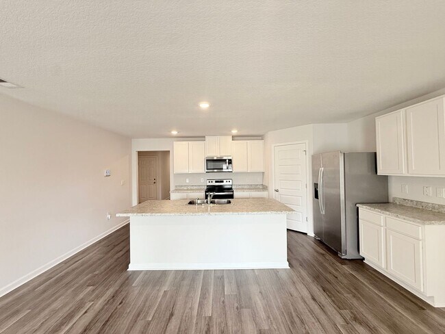 Building Photo - 4-Bedroom Home - Woodlands
