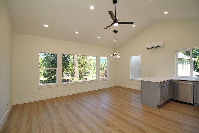 Building Photo - 4658 SW Fairvale Ct