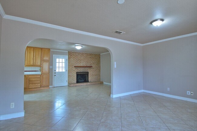Building Photo - Charming 3 Bed 2 Bath 2 Car Garage in Tree Shaded North Oaks