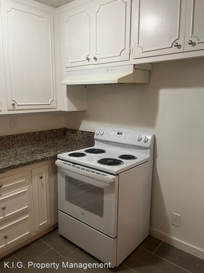 Building Photo - 1 br, 1 bath Apartment - 7356 Haskell Ave....