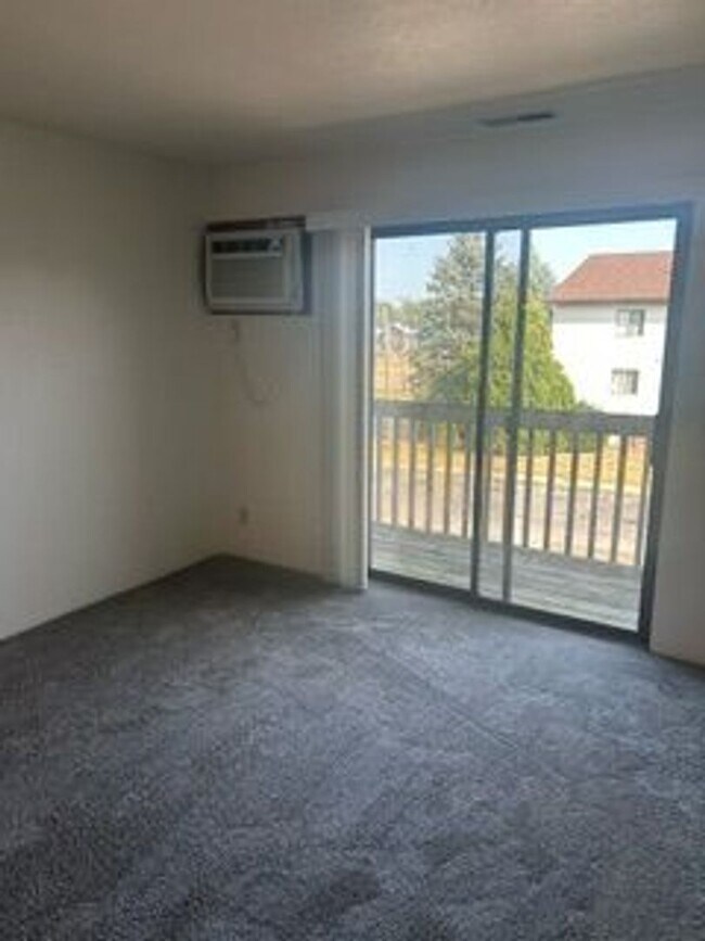 Foto del edificio - 1 bedroom 1 bath, Top floor apartment - Up...