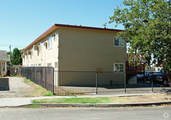 4604 E Mono Avenue - 4616 E Mono St